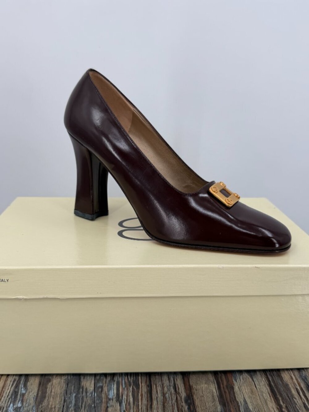St. John Luna Brown Leather Pumps Gold Logo Hardware Luxury Sz 6B Made in Italy